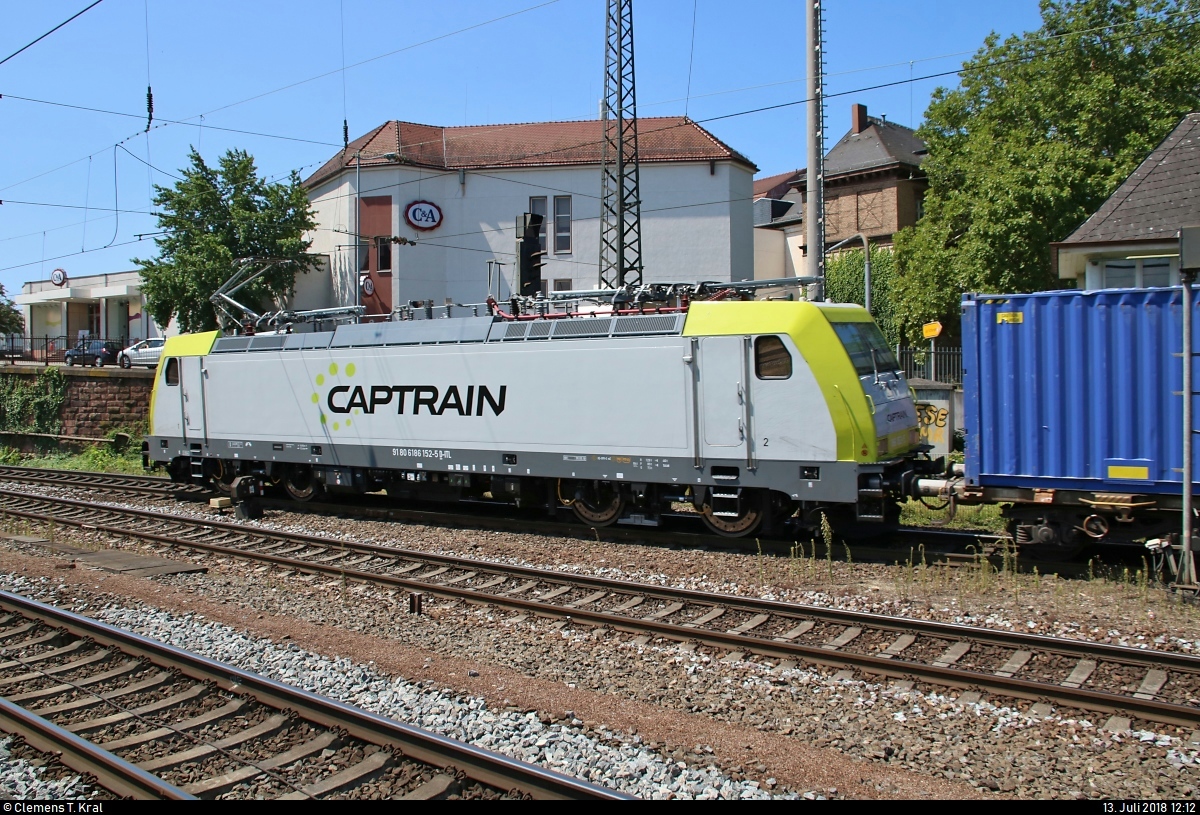 Containerzug mit 186 152-5 der ITL Eisenbahngesellschaft mbH (ITL) (Captrain Deutschland GmbH) durchfährt den Bahnhof Offenburg auf Gleis 1 in südlicher Richtung.
[13.7.2018 | 12:12 Uhr]