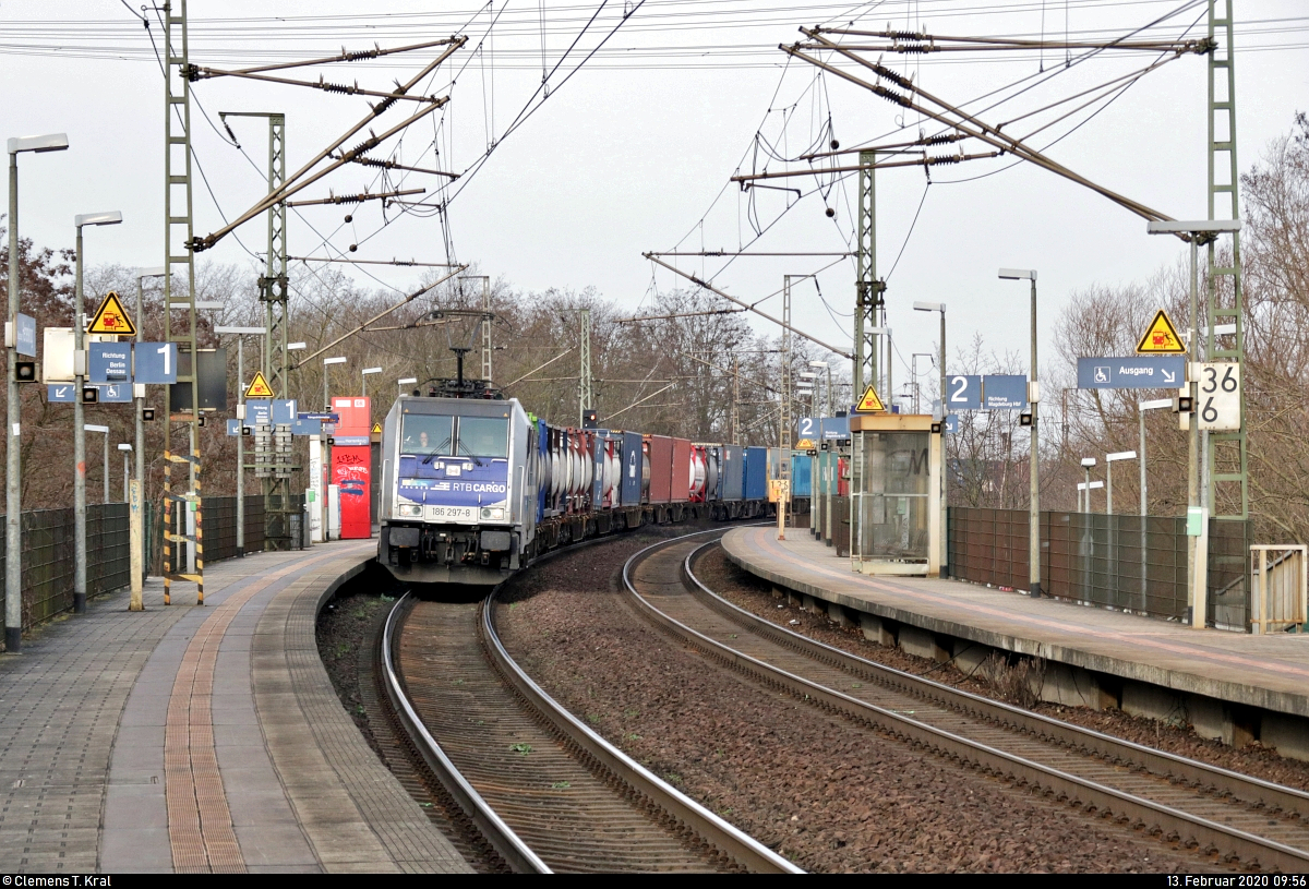 Containerzug mit 186 297-8 der Railpool GmbH, vermietet an die RTB Cargo GmbH, durchfährt den Hp Magdeburg Herrenkrug auf der Bahnstrecke Berlin–Magdeburg (KBS 201) Richtung Biederitz.
[13.2.2020 | 9:56 Uhr]