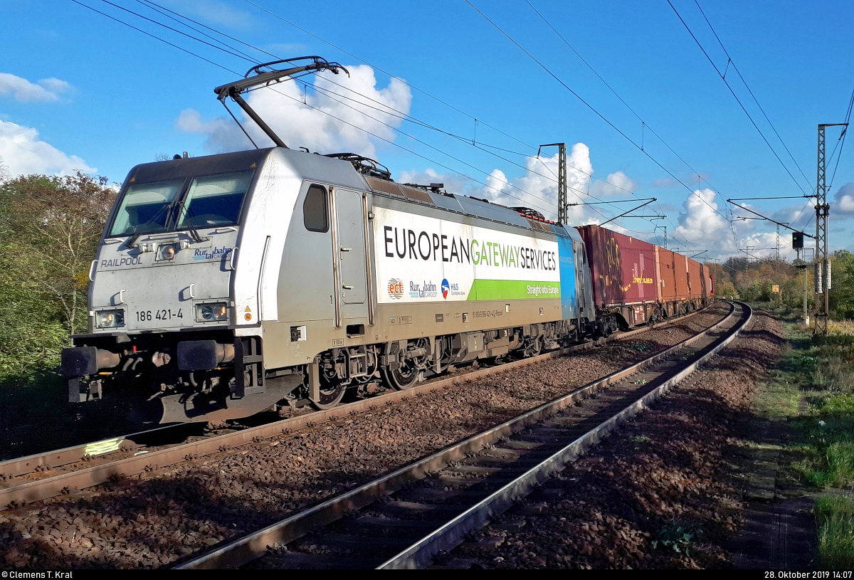 Containerzug mit 186 421-4 der Railpool GmbH, vermietet an die RTB Cargo GmbH, durchfährt den Hp Magdeburg Herrenkrug auf der Bahnstrecke Berlin–Magdeburg (KBS 201) Richtung Magdeburg-Neustadt.
Aufgenommen am Ende des Bahnsteigs 1.
(Smartphone-Aufnahme)
[28.10.2019 | 14:07 Uhr]