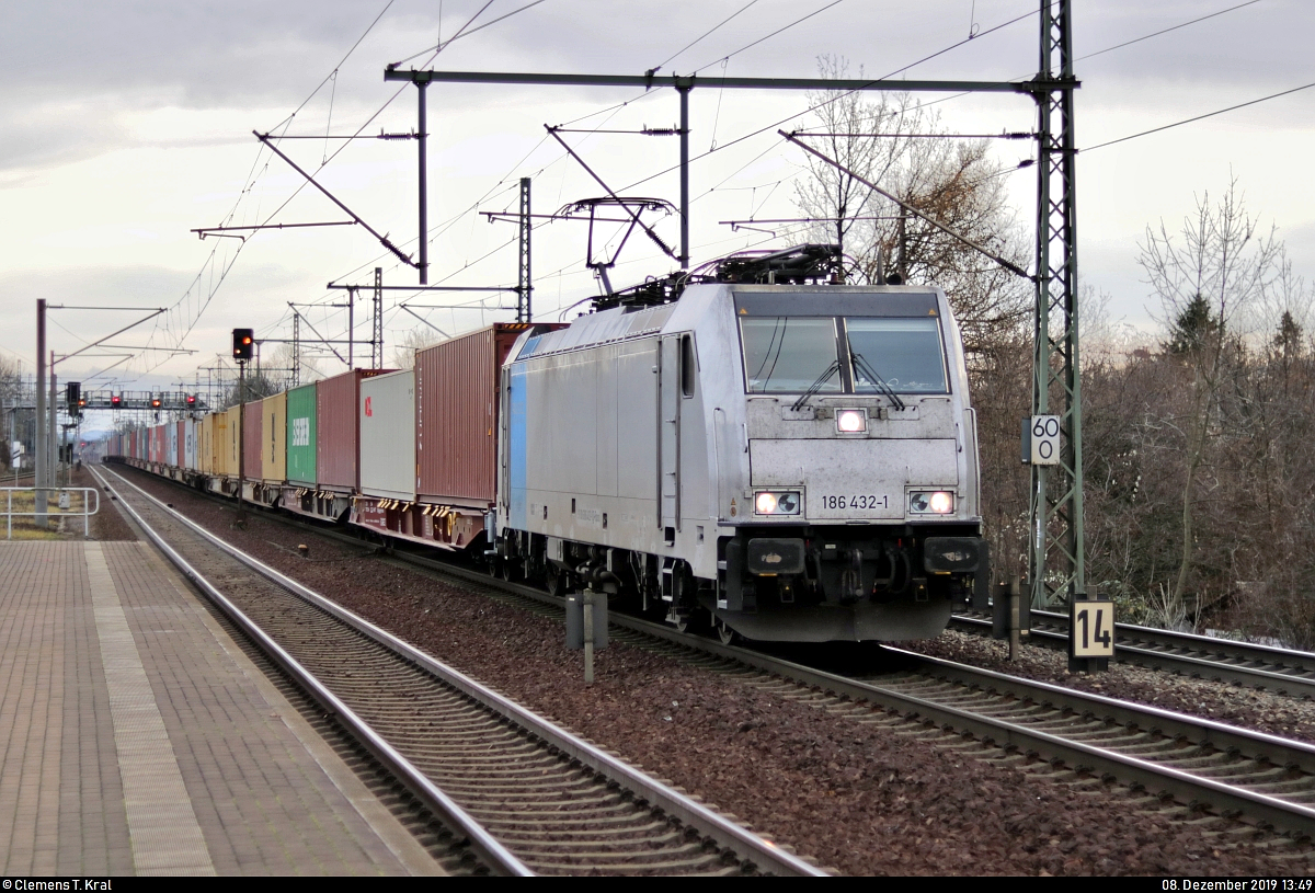 Containerzug mit 186 432-1 der Railpool GmbH, vermietet an METRANS Rail s.r.o. (METRANS a.s.), passiert den Hp Dresden-Strehlen auf der Bahnstrecke Děčín–Dresden-Neustadt (Elbtalbahn | KBS 247) Richtung Dresden Hbf.
[8.12.2019 | 13:49 Uhr]