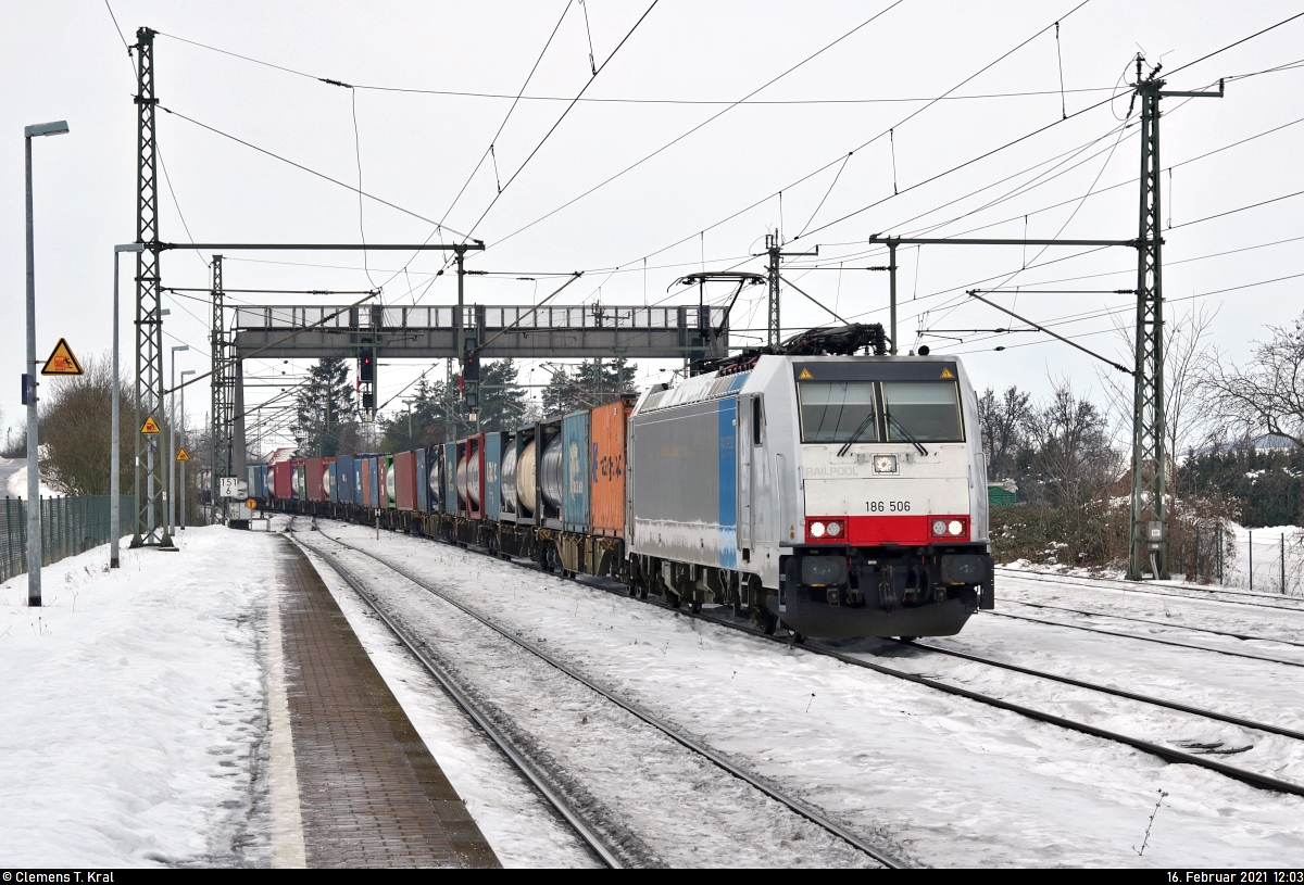 Containerzug mit 186 506-2 durchfährt den Bahnhof Niederndodeleben auf Gleis 2 Richtung Magdeburg-Sudenburg.

🧰 Railpool GmbH, aktueller Mieter unbekannt
🚩 Bahnstrecke Braunschweig–Magdeburg (KBS 310)
🕓 16.2.2021 | 12:03 Uhr