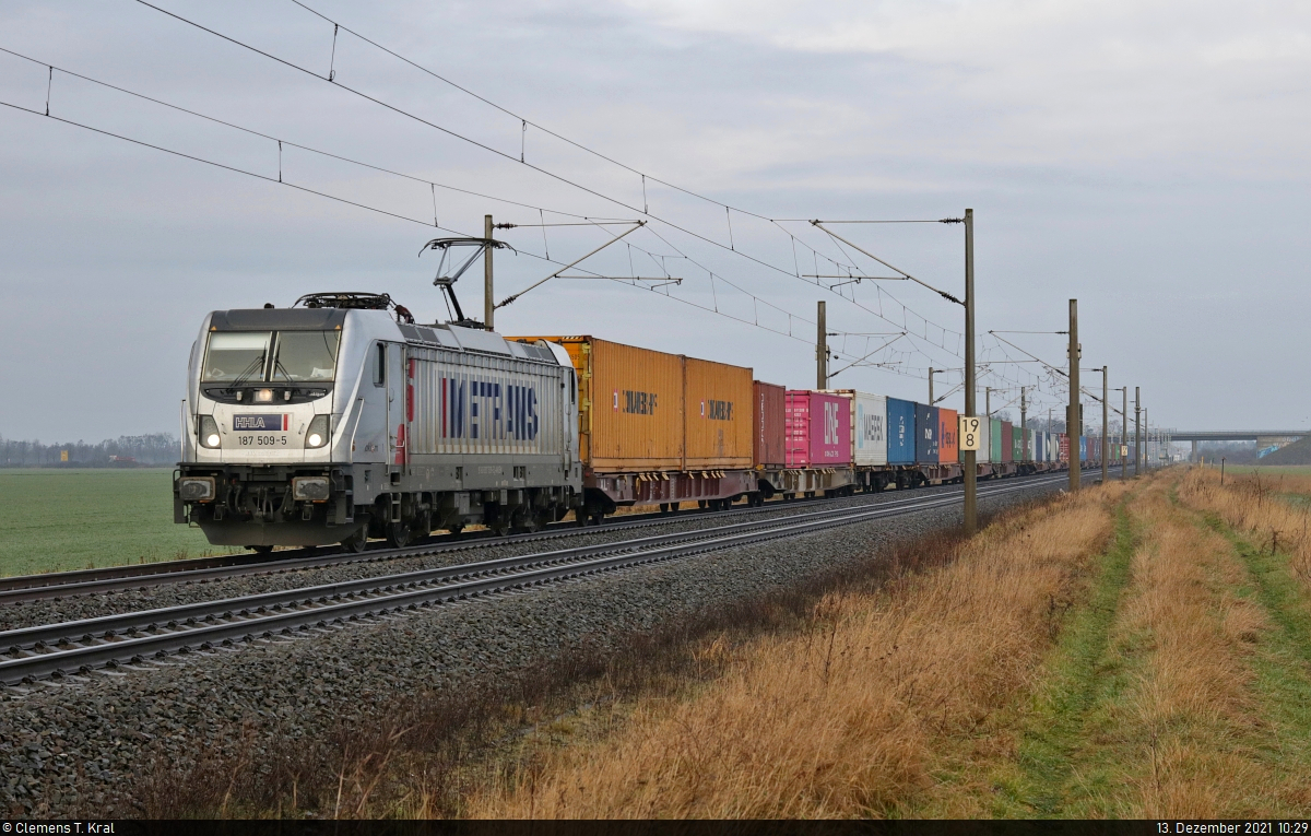 Containerzug mit 187 509-5 unterwegs in Gnadau Richtung Köthen.

🧰 Akiem S.A.S., vermietet an die METRANS Rail (Deutschland) GmbH (METRANS, a.s.)
🚩 Bahnstrecke Magdeburg–Leipzig (KBS 340)
🕓 13.12.2021 | 10:29 Uhr