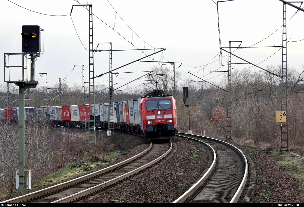 Containerzug mit 189 001-1 (Siemens ES64F4) DB durchfährt den Hp Magdeburg Herrenkrug auf der Bahnstrecke Berlin–Magdeburg (KBS 201) Richtung Magdeburg-Neustadt.
Aufgenommen im Gegenlicht am Ende des Bahnsteigs 1.
[13.2.2020 | 10:00 Uhr]