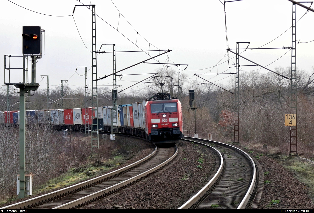 Containerzug mit 189 001-1 (Siemens ES64F4) DB durchfährt den Hp Magdeburg Herrenkrug auf der Bahnstrecke Berlin–Magdeburg (KBS 201) Richtung Magdeburg-Neustadt.
Aufgenommen im Gegenlicht am Ende des Bahnsteigs 1.
[13.2.2020 | 10:00 Uhr]