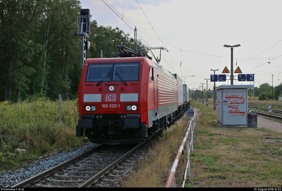 Containerzug mit 189 020-1 DB durchfährt langsam den Bahnhof Meinsdorf auf Gleis 1 in nordöstlicher Richtung.
Aufgenommen im Gegenlicht.
[1.8.2018 | 16:53 Uhr]