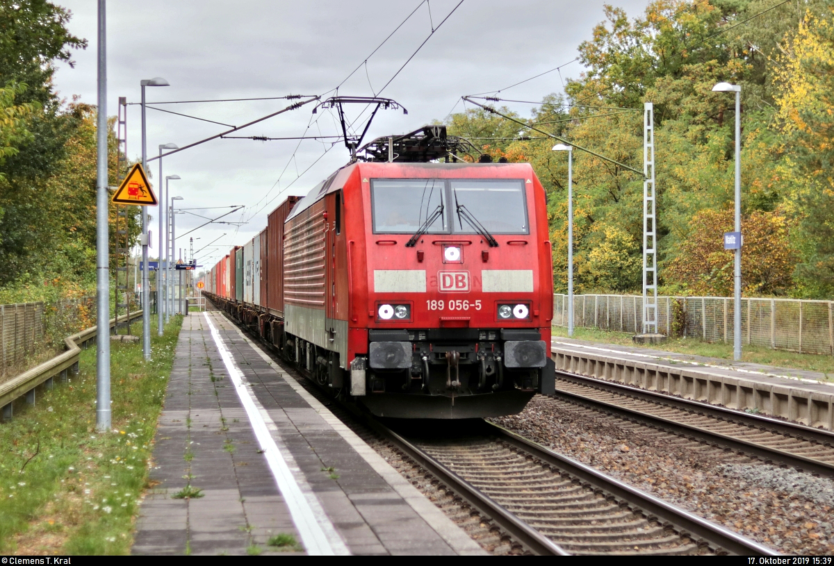 Containerzug mit 189 056-5 (Siemens ES64F4) DB durchfährt den Hp Wahlitz auf der Bahnstrecke Biederitz–Trebnitz (KBS 254) Richtung Trebnitz.
[17.10.2019 | 15:39 Uhr]