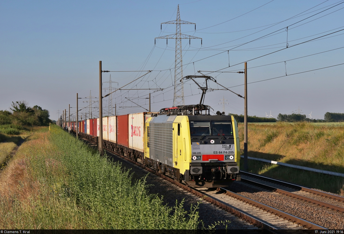 Containerzug mit 189 205-8 (Siemens ES64F4-205) schleicht sich an das Vorsignal der Blockstelle (Bk) Braschwitz Richtung Halle (Saale) heran.

🧰 Mitsui Rail Capital Europe GmbH (MRCE), vermietet an Rail Force One B.V./LTE Logistik- und Transport-GmbH (kurz LTE)
🚩 Bahnstrecke Magdeburg–Leipzig (KBS 340)
🕓 17.6.2021 | 19:16 Uhr