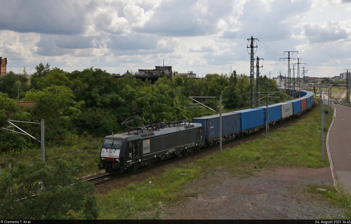 Containerzug mit 189 208-2 (Siemens ES64F4-208) passiert die Zugbildungsanlage (ZBA) Halle (Saale) in nördlicher Richtung.
Aufgenommen von der Berliner Brücke.

🧰 Mitsui Rail Capital Europe GmbH (MRCE), vermietet an die ecco-rail GmbH
🕓 24.8.2021 | 14:45 Uhr