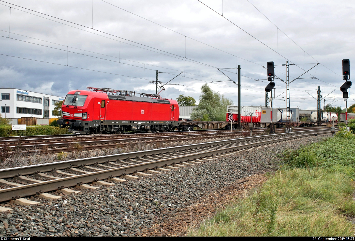 Containerzug mit 193 318-3 (Siemens Vectron) DB fährt in Tamm auf der Bahnstrecke Stuttgart–Würzburg (Frankenbahn | KBS 780) Richtung Bietigheim-Bissingen.
[26.9.2019 | 15:47 Uhr]