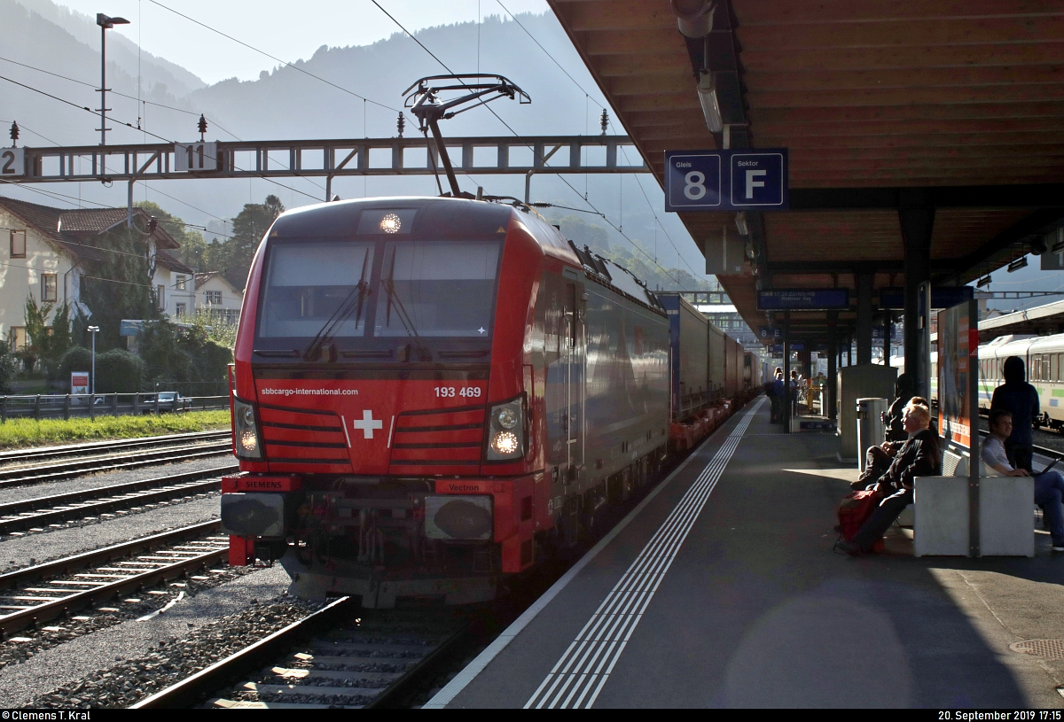 Containerzug mit 193 469-3  Simplon  (Siemens Vectron) der Siemens Mobility GmbH, vermietet an die SBB Cargo International AG, durchfährt den Bahnhof Arth-Goldau (CH) auf Gleis 8 Richtung Flüelen (CH).
Aufgenommen im Gegenlicht.
[20.9.2019 | 17:15 Uhr]