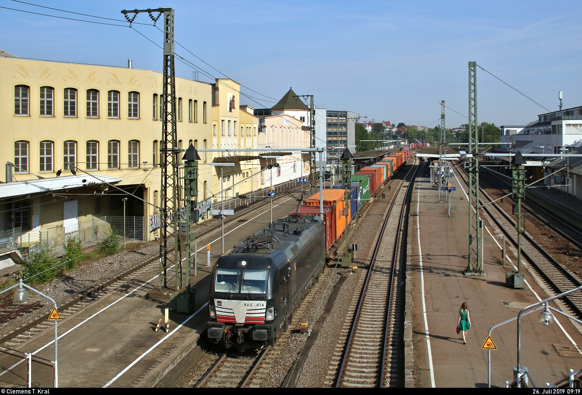 Containerzug mit 193 614-5 der Mitsui Rail Capital Europe GmbH (MRCE), vermietet an die boxXpress.de GmbH, durchfährt den Bahnhof Ludwigsburg auf Gleis 4 Richtung Kornwestheim.
Aufgenommen von der Fußgängerbrücke.
[26.7.2019 | 9:19 Uhr]