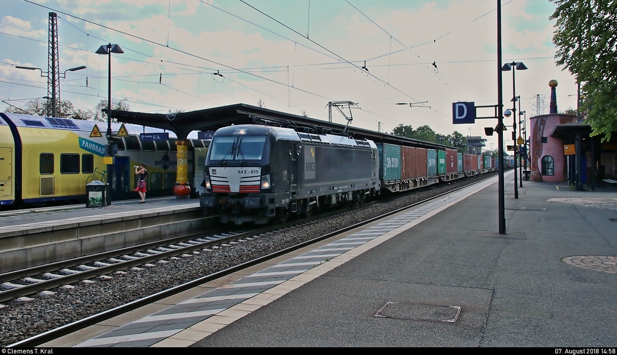 Containerzug mit 193 615-2 (Siemens Vectron) MRCE, vermietet an die boxXpress.de GmbH, durchfährt den Bahnhof Uelzen auf Gleis 102 Richtung Lüneburg.
Aufgenommen im Gegenlicht, während sich in diesem Moment eine Fotowolke vor die Sonne schob.
[7.8.2018 | 14:58 Uhr]