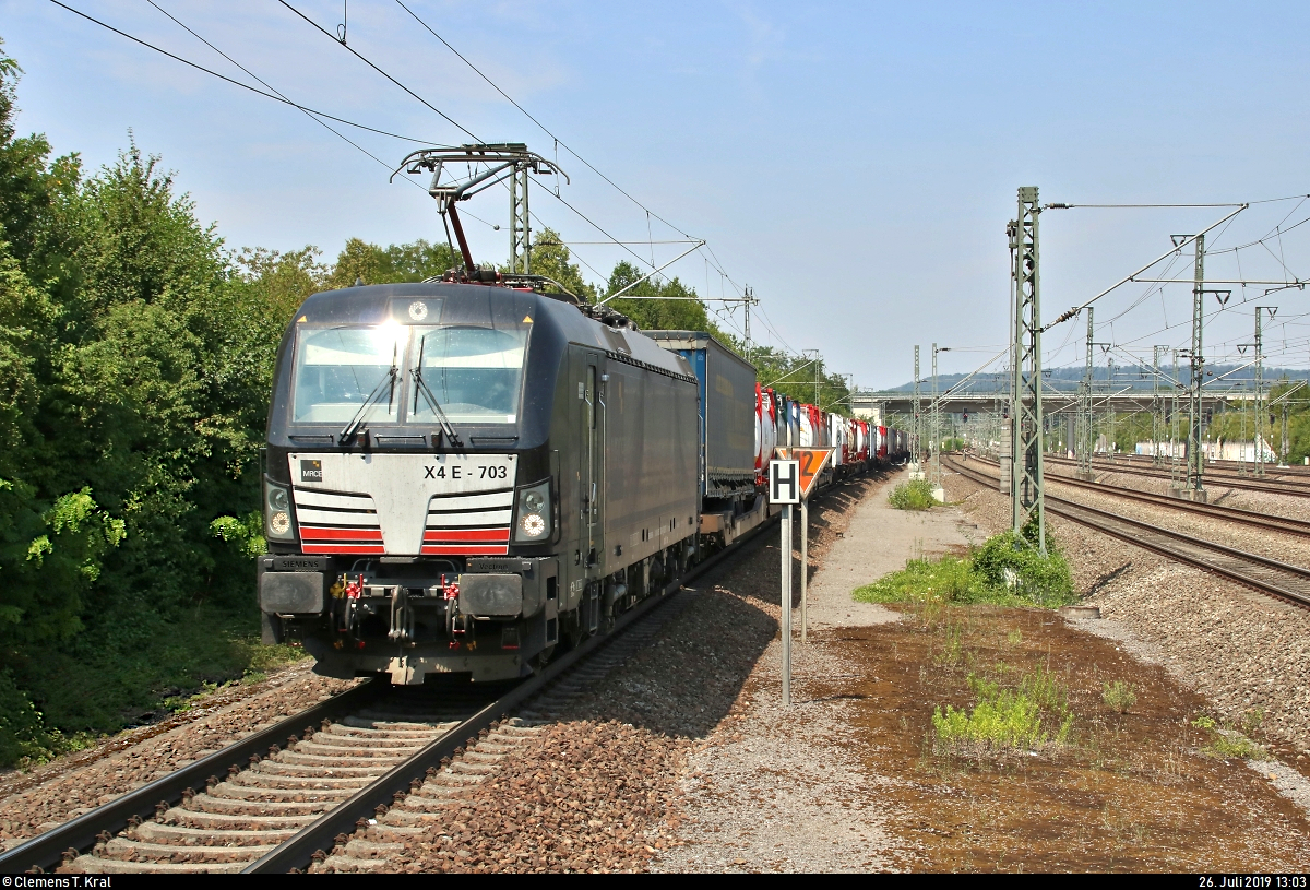Containerzug mit 193 703-6 (Siemens Vectron) der Mitsui Rail Capital Europe GmbH (MRCE), aktueller Mieter unbekannt, durchfährt den Bahnhof Vaihingen(Enz) auf Gleis 1 Richtung Bietigheim-Bissingen.
Aufgenommen am Ende des Bahnsteigs 1/2.
[26.7.2019 | 13:03 Uhr]
