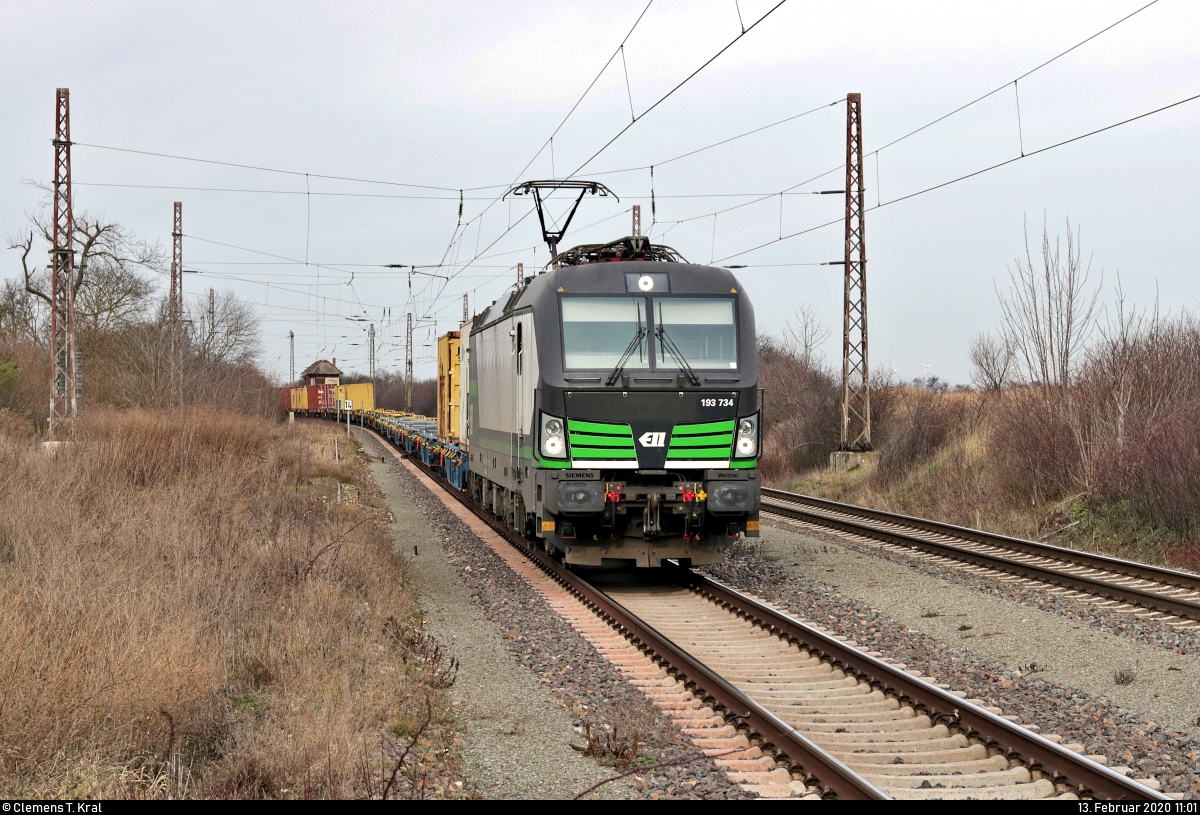 Containerzug mit 193 734-1 (Siemens Vectron) der ELL Austria GmbH (European Locomotive Leasing), vermietet an Rail Force One B.V., durchfährt den Hp Prödel auf der Bahnstrecke Biederitz–Trebnitz (KBS 254) Richtung Trebnitz.
Aufgenommen am Ende des Bahnsteigs 2.
[13.2.2020 | 11:01 Uhr]