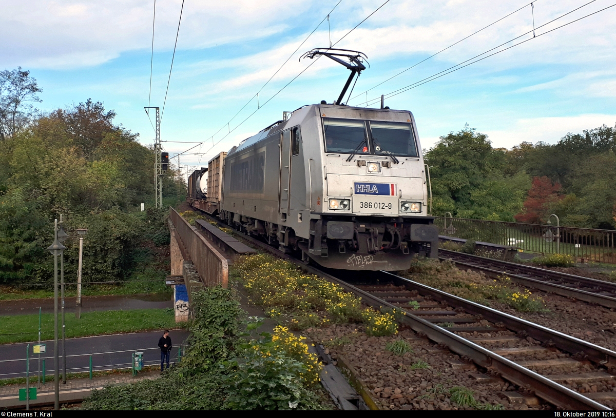 Containerzug mit 386 012-9 der METRANS Rail s.r.o. (METRANS a.s.) durchfährt den Hp Magdeburg Herrenkrug auf der Bahnstrecke Berlin–Magdeburg (KBS 201) Richtung Biederitz.
Aufgenommen am Ende des Bahnsteigs 1.
(Smartphone-Aufnahme)
[18.10.2019 | 10:16 Uhr]