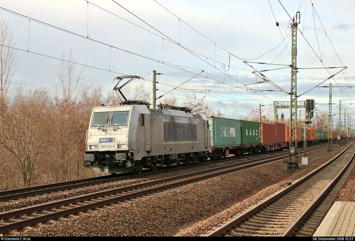 Containerzug mit 386 033-5 der METRANS a.s. durchfährt den Bahnhof Dresden-Reick auf der Bahnstrecke Děčín–Dresden-Neustadt (Elbtalbahn | KBS 241.1) Richtung Pirna.
[8.12.2018 | 12:27 Uhr]