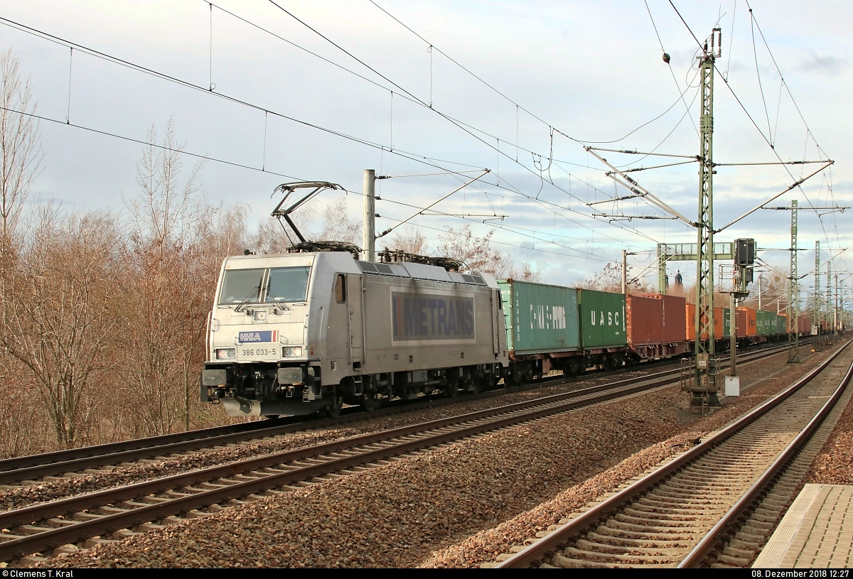 Containerzug mit 386 033-5 der METRANS a.s. durchfährt den Bahnhof Dresden-Reick auf der Bahnstrecke Děčín–Dresden-Neustadt (Elbtalbahn | KBS 241.1) Richtung Pirna.
[8.12.2018 | 12:27 Uhr]
