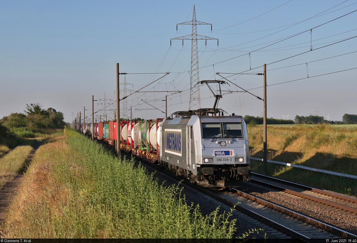 Containerzug mit 386 039-2 unterwegs bei Braschwitz Richtung Halle (Saale).

🧰 METRANS Rail s.r.o.
🚩 Bahnstrecke Magdeburg–Leipzig (KBS 340)
🕓 17.6.2021 | 19:40 Uhr