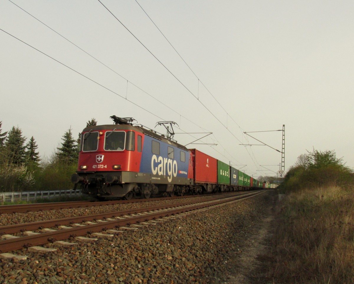 Containerzug mit 421 372 auf dem Weg nach Hof. Gesehen am 25.04.2015 in Jocketa/Pöhl.