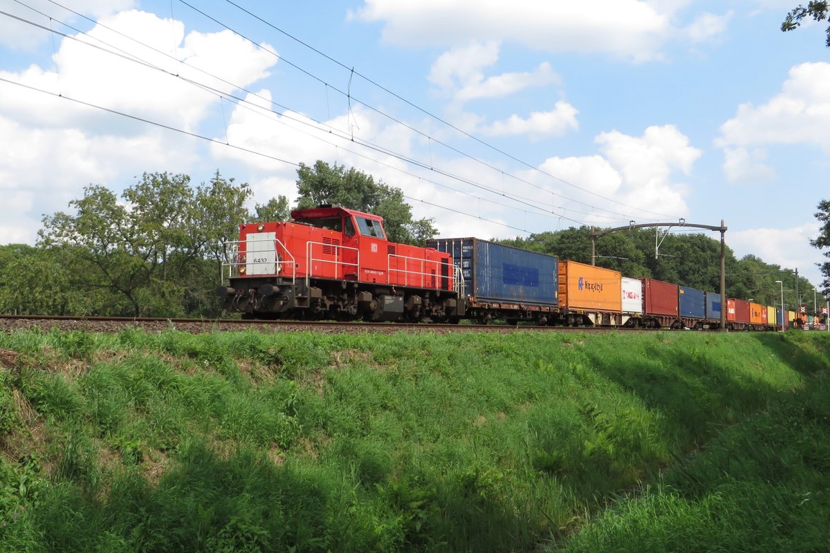 Containerzug mit 6432 durchfahrt Tilburg Oude Warande am 19 Juli 2020.