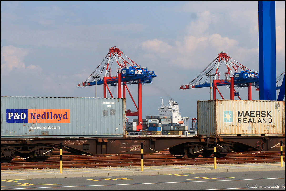 Containerzug mit Durchblick am Jade-Weser-Port. Wilhelmshaven 19/05/2016