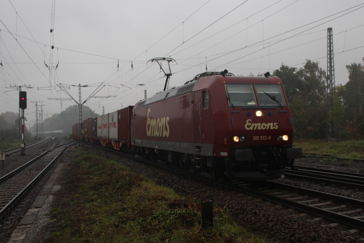 Containerzug mit der Emons 185 513-9 bei neblig trüben Oktoberwetter (15.10.2015) in Leipzig-Thekla.