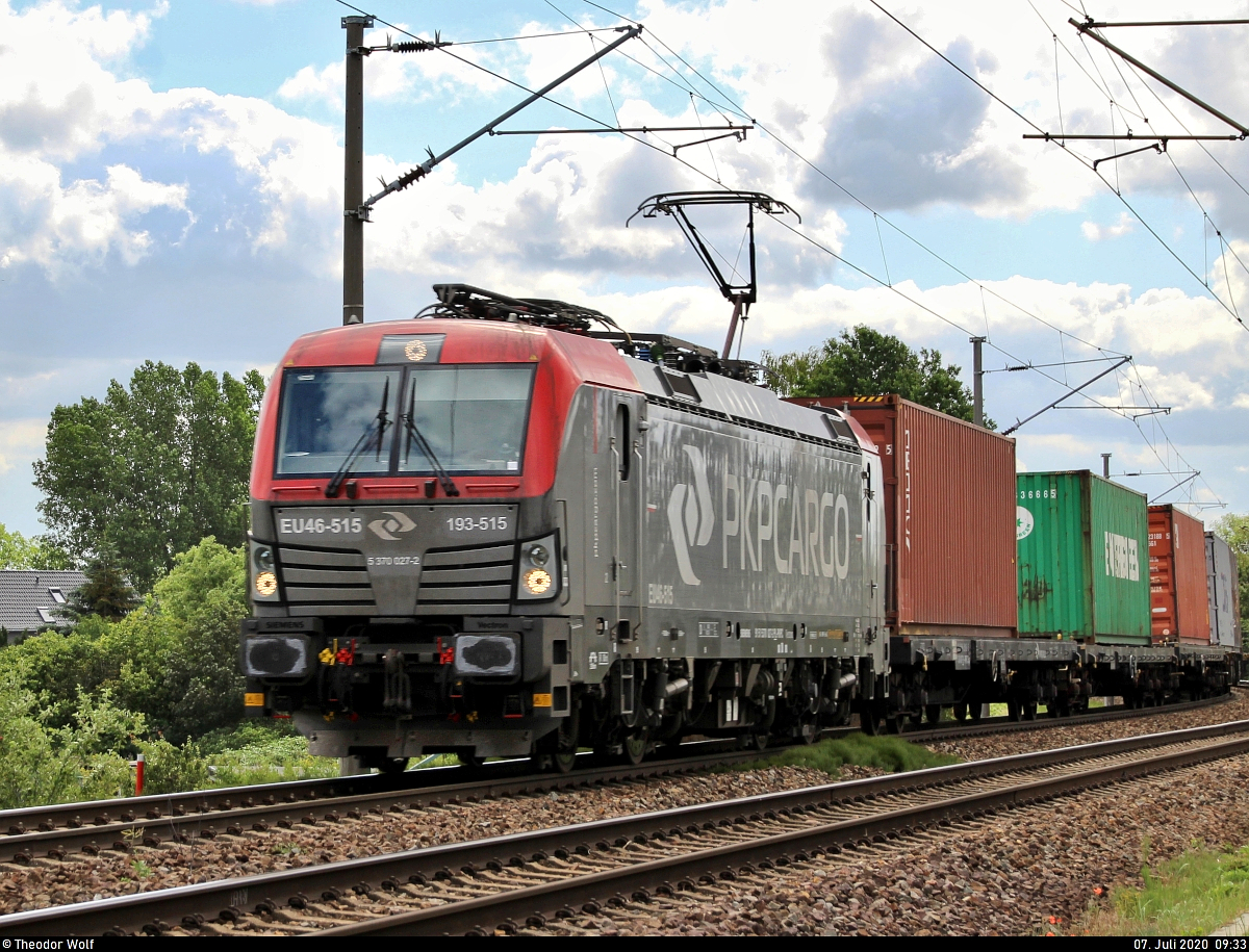 Containerzug mit EU46-515 (193-515 | 91 51 5370 027-2 PL-PKPC | Siemens Vectron) der PKP Cargo S. A. fährt in Zscherben, Angersdorfer Straße, auf der Bahnstrecke Halle–Hann. Münden (KBS 590) Richtung Teutschenthal. [7.7.2020 | 10:33 Uhr]

