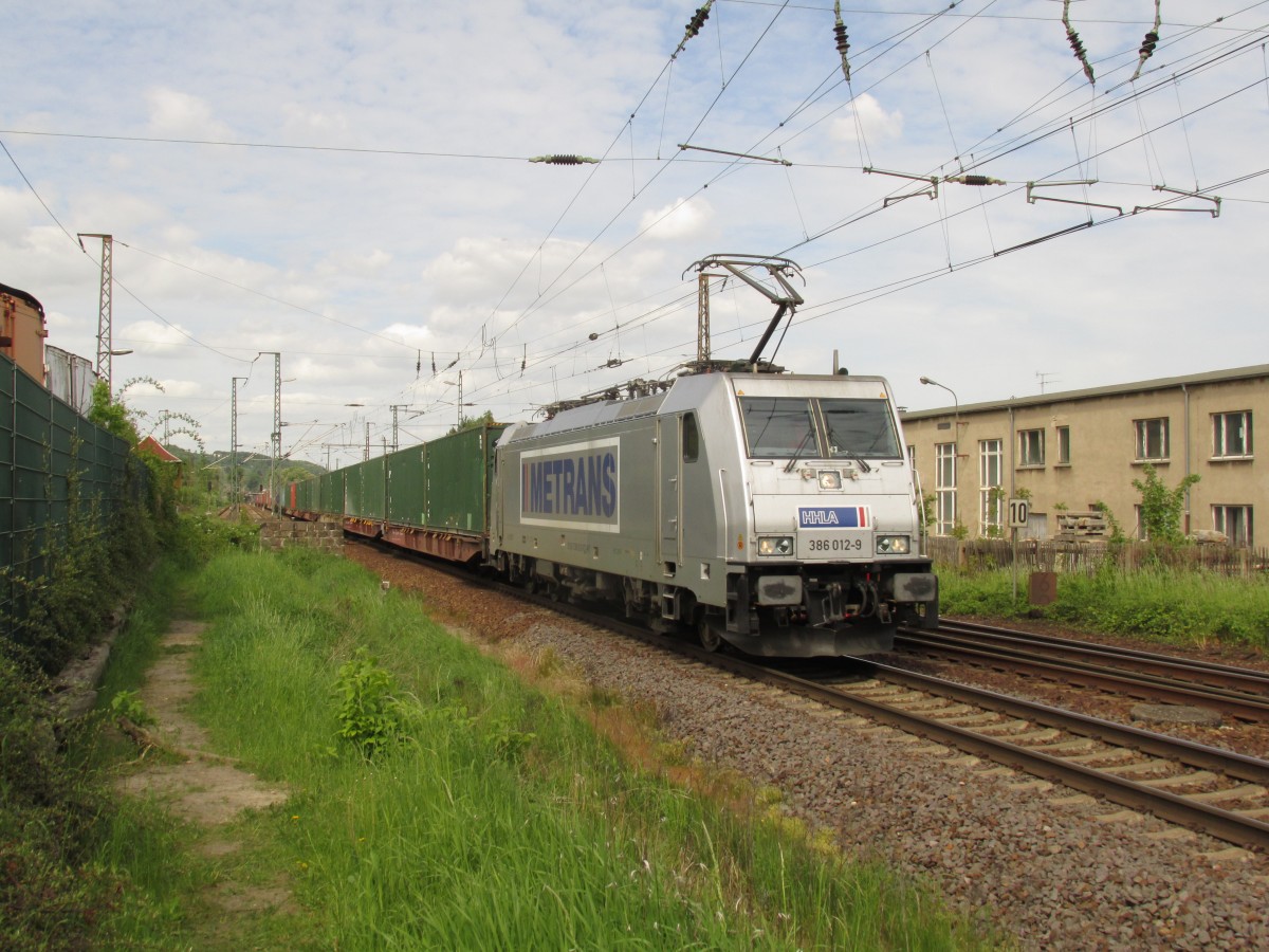 Containerzug mit METRANS 386 012-9 in Richtung Prag, gesehen in Cossebaude am 08.05.15.