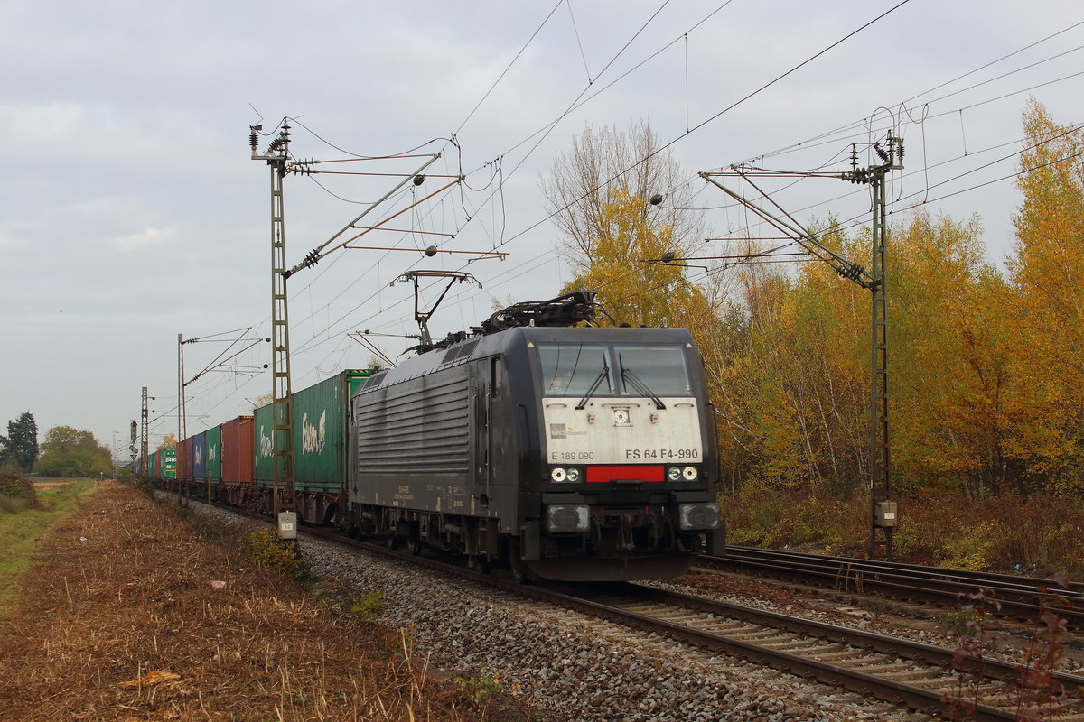 Containerzug mit MRCE 189 090 bei der Einfahrt in Schwetzingen. Aufgenommen am 30.10.2017