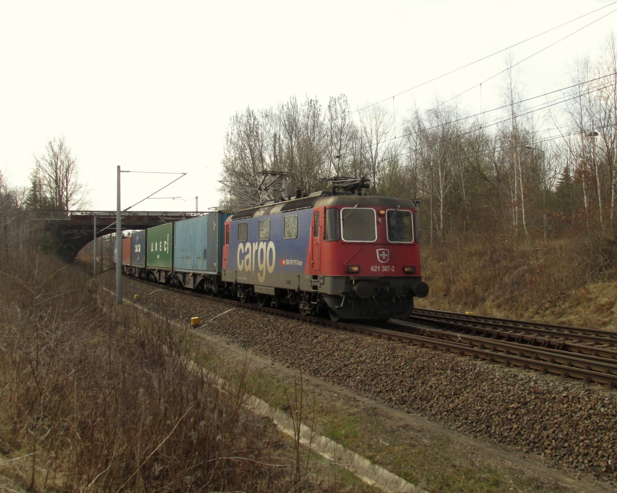 Containerzug mit RE 421 387-2 in Neumark/Sachs am 28.03.2015.