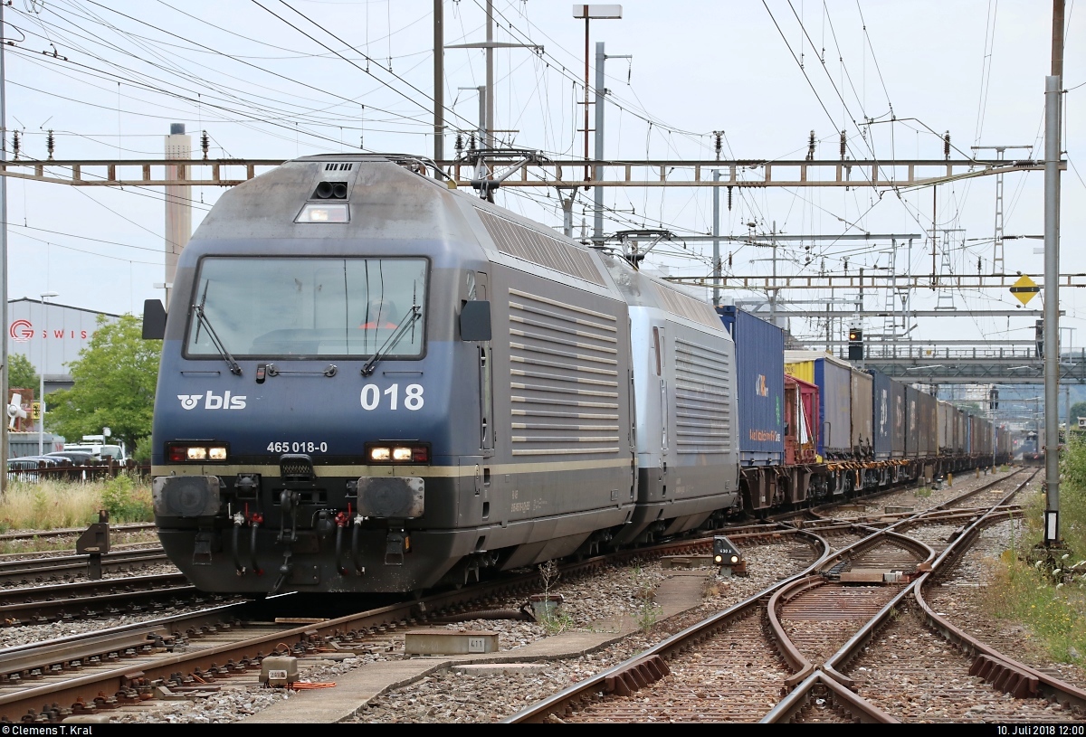 Containerzug mit Re 465 018-0  Brienzer Rothorn  und Re 465 016-4 mit Werbung für das Stockhorn der BLS Cargo AG durchfährt den Bahnhof Pratteln (CH) in westlicher Richtung.
Aufgenommen von der Güterstrasse.
[10.7.2018 | 12:00 Uhr]
