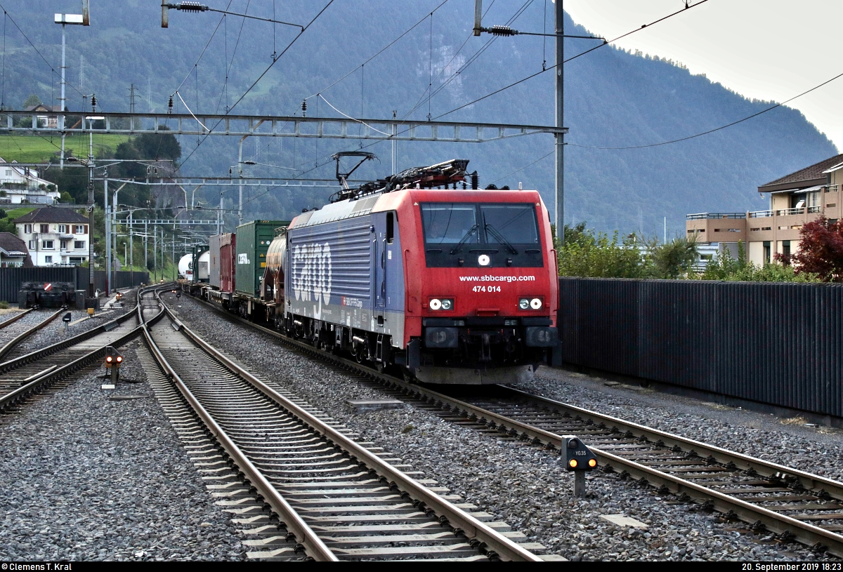 Containerzug mit Re 474 014-8 (Siemens ES64F4) der SBB Cargo AG durchfährt den Bahnhof Arth-Goldau (CH) auf Gleis 5 Richtung Flüelen (CH).
Grüße zurück an den Lokführer!
Aufgenommen am Ende des Bahnsteigs 6/8.
[20.9.2019 | 18:23 Uhr]