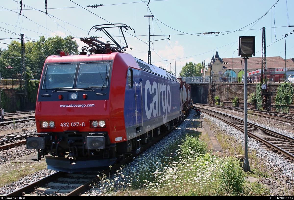 Containerzug mit Re 482 027-0 der SBB Cargo durchfährt den Bahnhof Offenburg auf Gleis 4 in nördlicher Richtung.
[13.7.2018 | 12:09 Uhr]