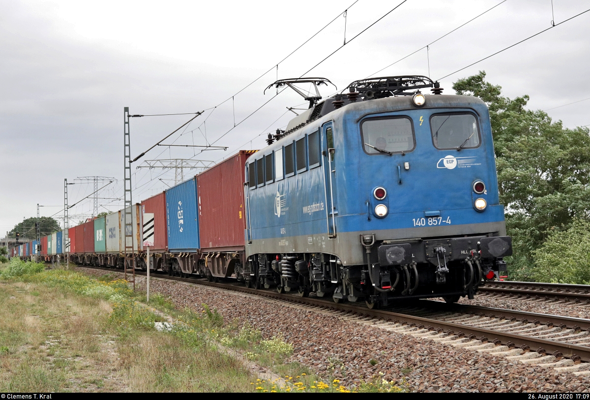 Containerzug, womöglich zu den wenige Kilometer entfernten Buna-Werken, mit 140 857-4 ist an einem stürmischen Spätsommernachmittag am Abzweig Saalebrücke in Halle Südstadt (Bft Südstadt Sa) Richtung Angersdorf unterwegs.

🧰 Eisenbahngesellschaft Potsdam mbH (EGP)
🚩 Bahnstrecke Halle–Hann. Münden (KBS 590)
🕓 26.8.2020 | 17:09 Uhr