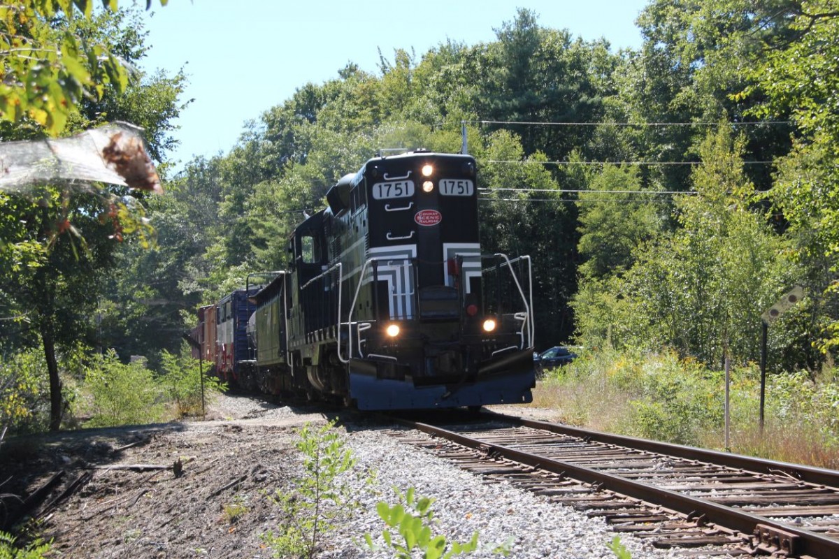 Conway Scenic Railroad GP9 1751 mit Zug.  Conway New Hampshire, 14.9.2014