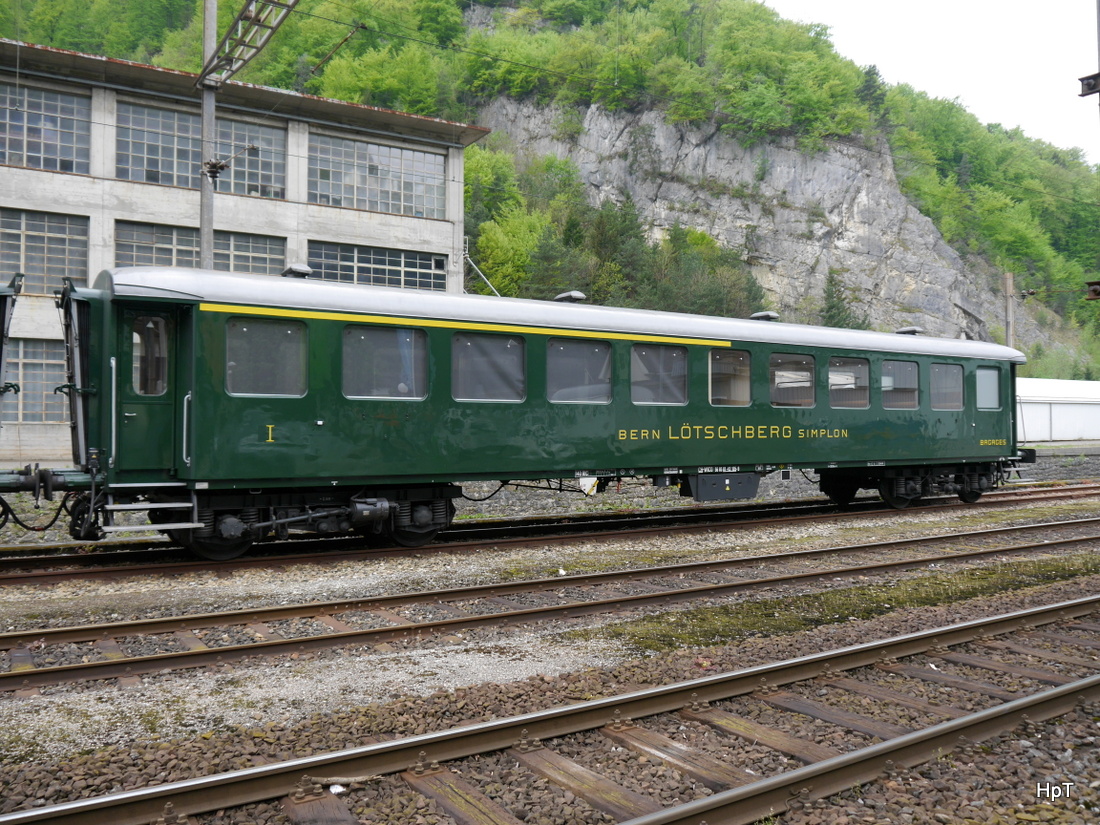 Cook-Rail - Personenwagen 1+2 Kl. AB 56 85 81-43 105-9 mit BLS Beschriftung abgestellt in Klus am 25.04.2015