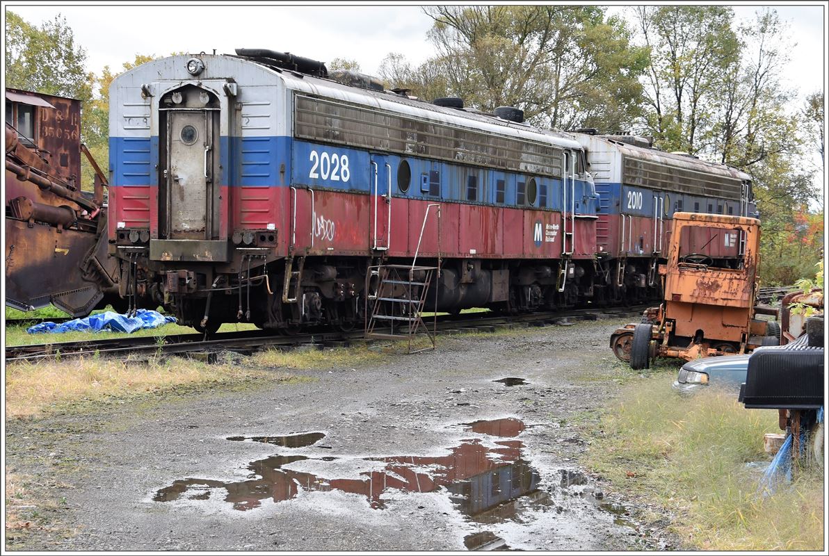 Cooperstown and Charlotte Valley Railroad Bahnhof Milford/NY. EMD FP10 2028 und 2010 ex Metro North abgestellt in desolatem Zustand. (08.10.2017)