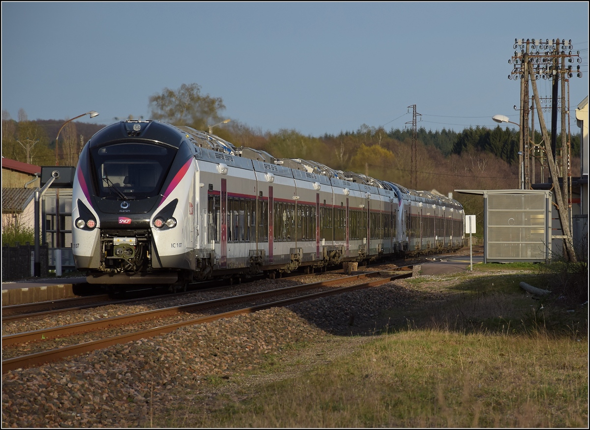 Coradia Liner Intercités B85013/14 als Zweikrafttriebzug nach Belfort Triebzugnummer ist IC 107, der zweite Triebzug ist IC 109. Champaney, März 2017.