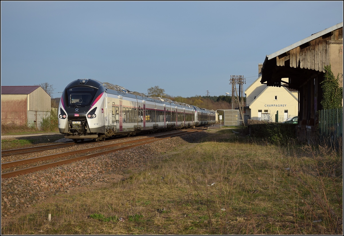 Coradia Liner Intercités B85013/14 als Zweikrafttriebzug nach Belfort Triebzugnummer ist IC 107, der zweite Triebzug ist IC 109. Champaney, März 2017.