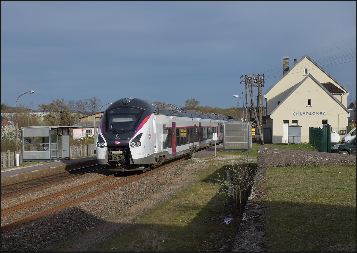 Coradia Liner Intercit�s B85007/8 als Zweikrafttriebzug von  Belfort nach Paris, folgt zwei Stunden sp�ter dem letzten planm��ig lokbespannten Zug nach Paris auf der Linie IC4. Champagnym M�rz 2017. 

Zumindest von au�en ein schicker und flotter Zug, der die IC-Flotte der DB ziemlich alt aussehen l�sst. Bei der DB ist der Lokwechsel noch an der Tagesordnung, hier Stromabnehmer hoch und weiter geht es elektrisch. Auch das w�rde auf einigen DB-Strecken ein modernes Zeitalter einf�hren, von dem wir wohl noch l�nger tr�umen m�ssen. Allerdings sind dagegen Frankreichs Fahrpl�ne alles andere als modern... Zugnummer ist IC 104, NVR-Nummer der Endwagen 94 87 0085 007 bzw. 008.
