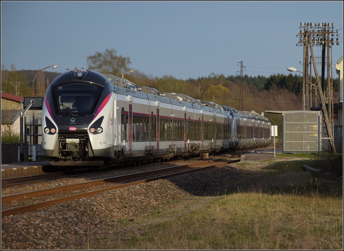 Coradia Liner Intercit�s B85013/14 als Zweikrafttriebzug nach Belfort Triebzugnummer ist IC 107, der zweite Triebzug ist IC 109. Champagney, M�rz 2017.