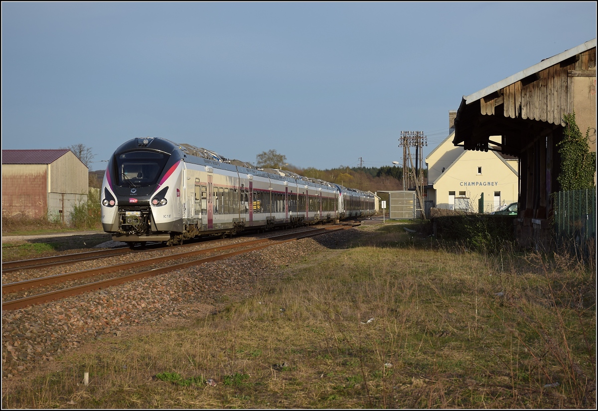 Coradia Liner Intercit�s B85013/14 als Zweikrafttriebzug nach Belfort Triebzugnummer ist IC 107, der zweite Triebzug ist IC 109. Champagney, M�rz 2017.