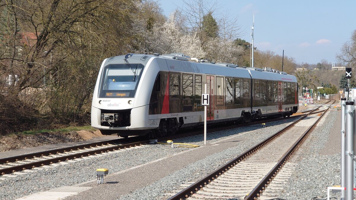 Coradia LINT 41 von Abellio Rail Mitteldeutschland auf der Unstrutbahn RB 77 Naumburg (Saale) – Nebra – Wangen bei der Einfahrt in den modernisierten Bahnhof Nebra (Unstrut), aufgenommen vom Bahnsteig 1 kurz vor der Zugkreuzung mit dem Gegenzug.
Aufnahme vom 28.3.22