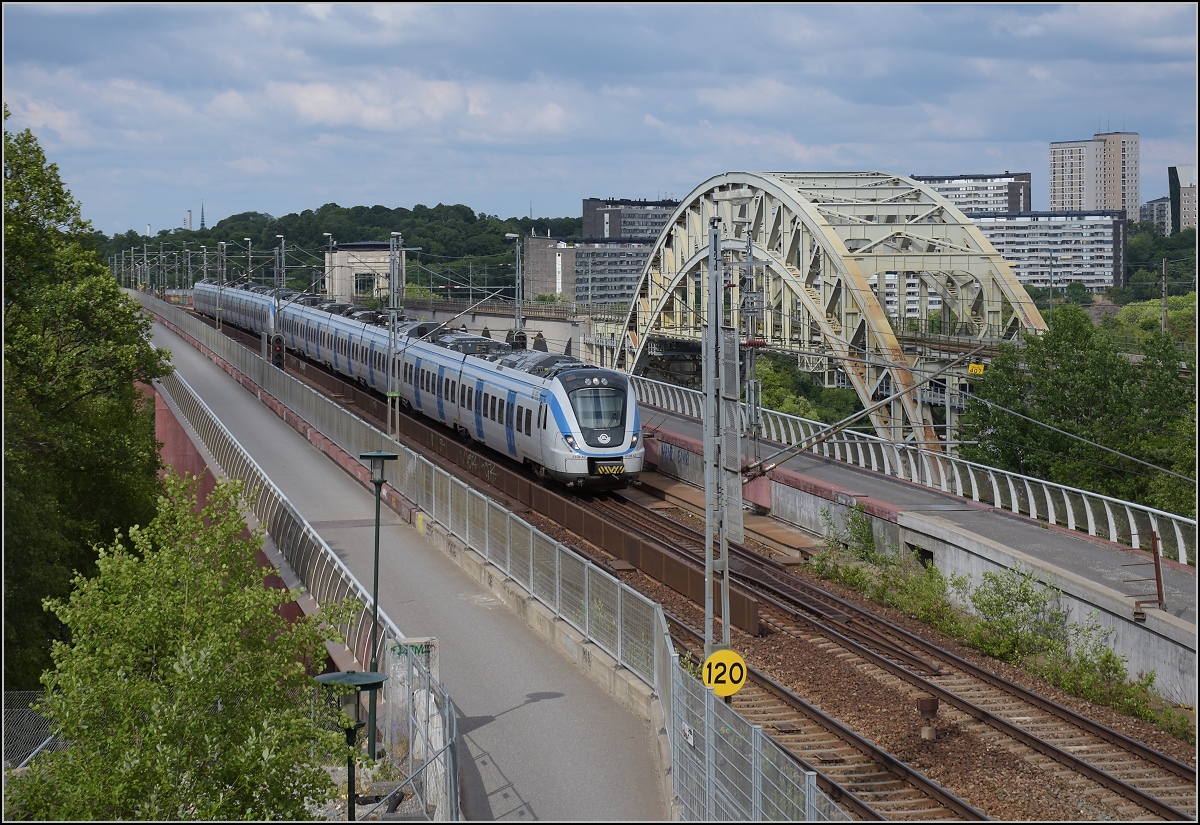 Coradia Nordic X60B 6108 als Pendeltåg auf der von der anderen Seite vielgezeigten Brücke nach Årsta, der Årstabroarna. Juni 2018.