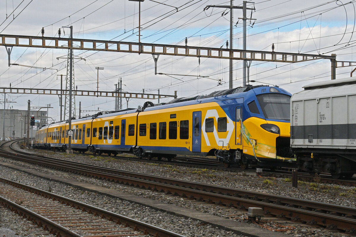 Coradia Stream MS der NS 94 84 5615 009-3 (3309) wird am 02.02.2026 von der Re 620 003-4 von Railadventure durch den Bahnhof Pratteln geschleppt.