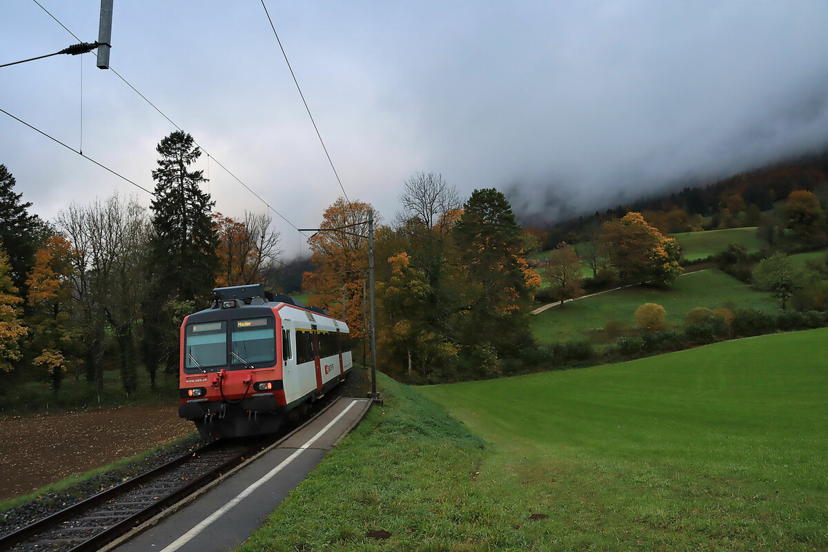 Corcelles (Kanton Bern), an der ehemaligen Solothurn-Moutier Bahn (SMB): Ausfahrt aus Corcelles BE talabwärts Richtung Moutier. Im Bild Steuerwagen ABt 39-43 840. 22.Oktober 2021 