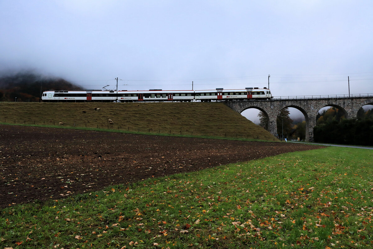 Corcelles (Kanton Bern), an der ehemaligen Solothurn-Moutier Bahn (SMB): Ein SBB NPZ Domino-Zug im Aufstieg über den Viadukt von Corcelles in die Herbstnebel hinein. Der Zug besteht aus Steuerwagen 39-33 809 - Domino-Wagen 29-43 137 - Triebwagen 560 255. 22.Oktober 2021