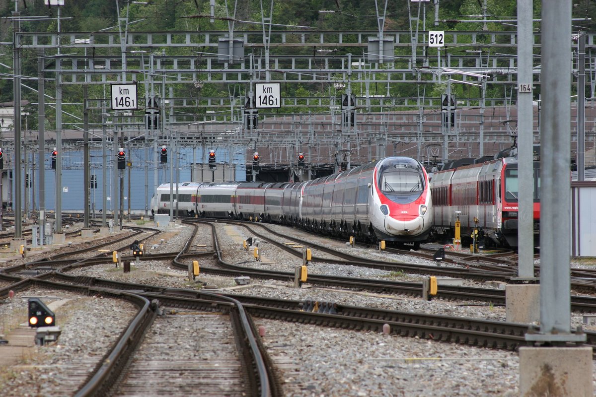 Coronabedingt standen einige SBB Maschinen in Brig auf dem Bahnhof abgestellt. So auch die beiden mir unbekannt gebliebenen RABe 503 Kompositionen.

Brig, 03.05.2020