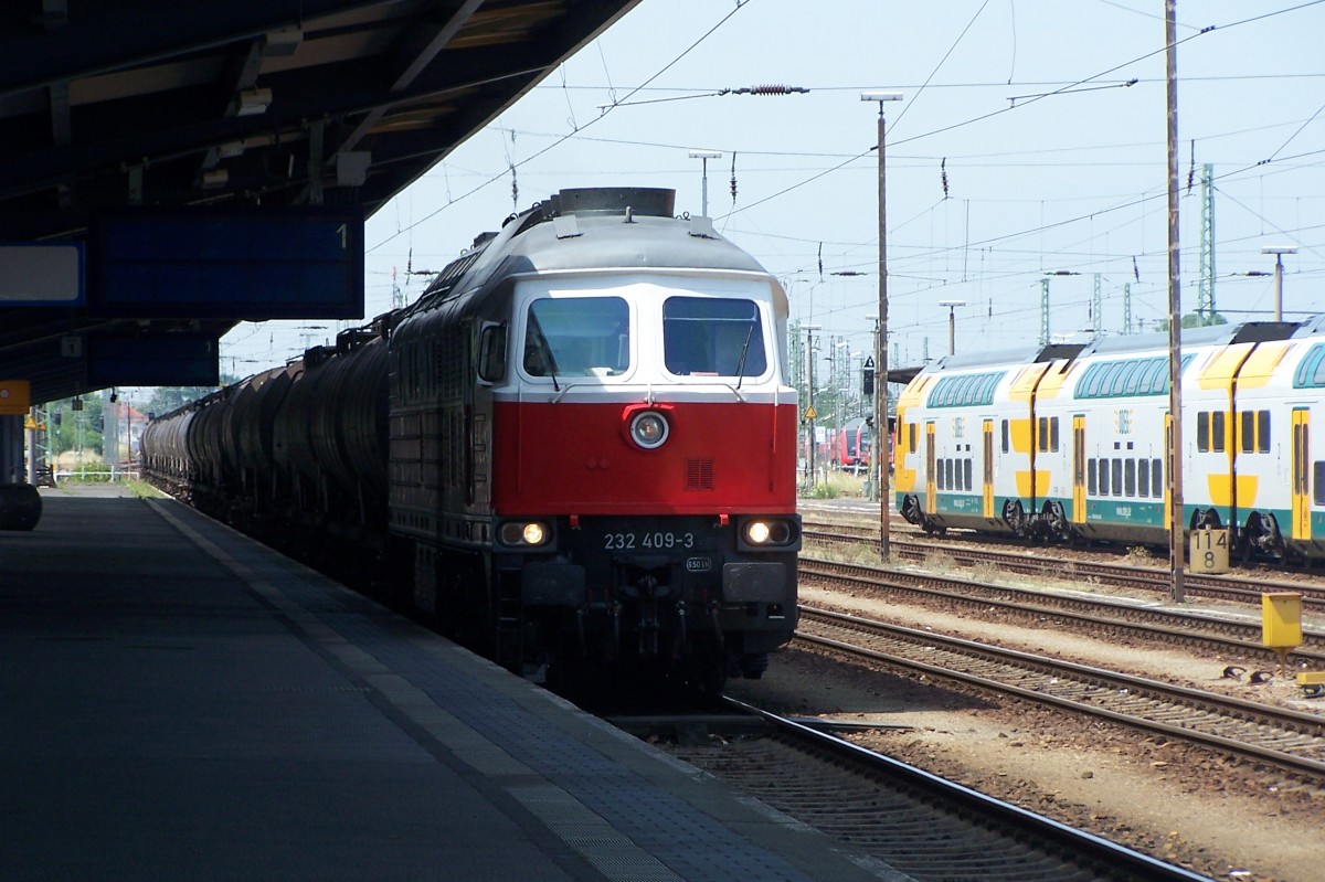 Cottbus, 13.6.2015. 232 409-3 (lt. Anschrift bei  DB-Schenker Rail Polska ) wartet mit einem Ganzzug aus zumeist polnischen Kesselwagen auf Ausfahrt Richtung Polen. 