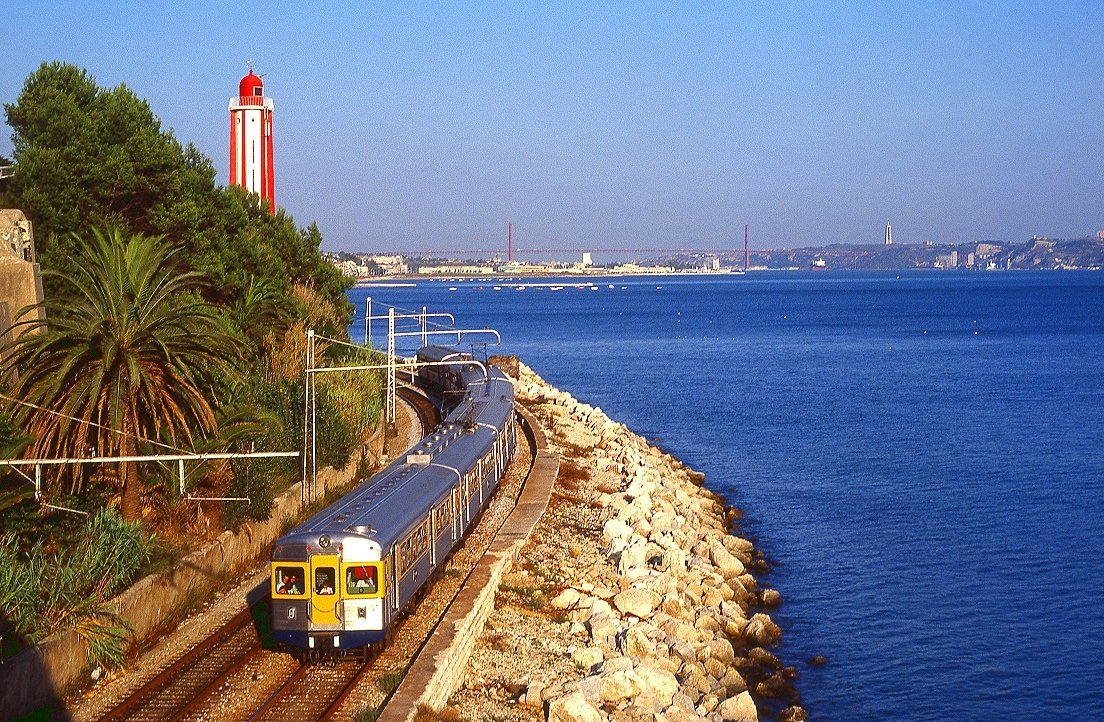 CP ... zwischen Cruz Quebrada und Caxias, 13.09.1991. Linie Lisboa - Oeiras.


